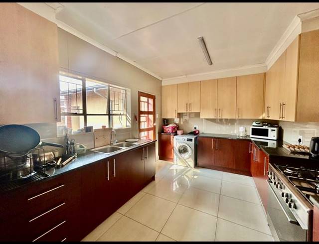 3 BEDROOM HOUSE FOR SALE IN VANDERBIJLPARK SE 2